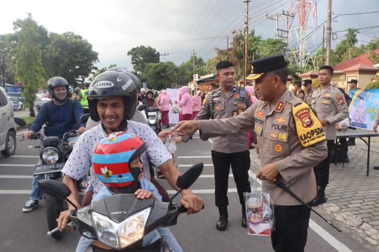 Kapolda Bengkulu Irjen Pol Mardiyono bersama Bhayangkari membagikan takjil kepada pengendara di depan Mapolda Bengkulu saat Ramadan.