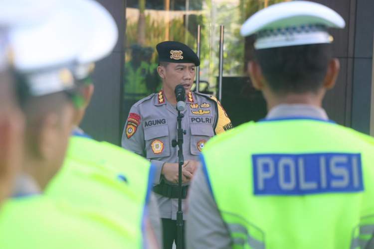 Personel Polda Bengkulu mengikuti apel pagi Operasi Ketupat Nala 2026 di halaman Gedung Tri Brata.