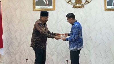 Hendri Praja menangis saat menerima SK Plt Bupati Rejang Lebong dari Wagub Bengkulu Mian.