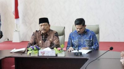 Wagub Bengkulu Mian menyerahkan SK Plt Bupati Rejang Lebong kepada Hendri Praja.