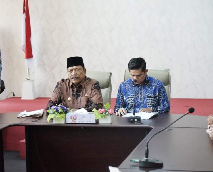 Wagub Bengkulu Mian menyerahkan SK Plt Bupati Rejang Lebong kepada Hendri Praja.