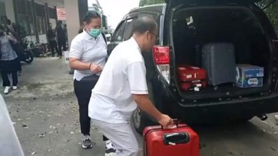Petugas KPK melakukan penggeledahan di Kantor Dinas Pendidikan Rejang Lebong terkait penyidikan kasus suap proyek pemerintah daerah.