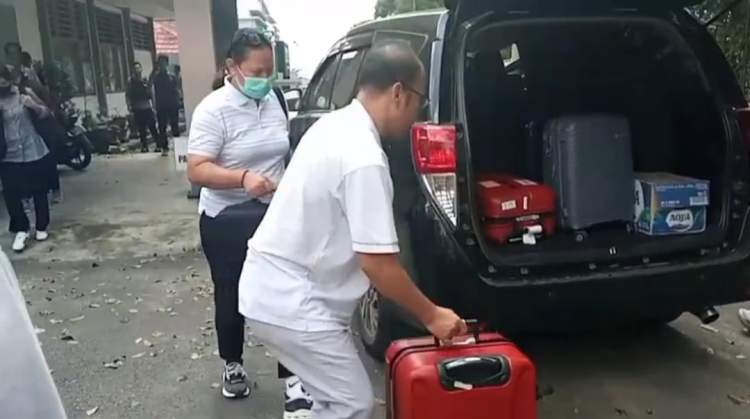 Petugas KPK melakukan penggeledahan di Kantor Dinas Pendidikan Rejang Lebong terkait penyidikan kasus suap proyek pemerintah daerah.