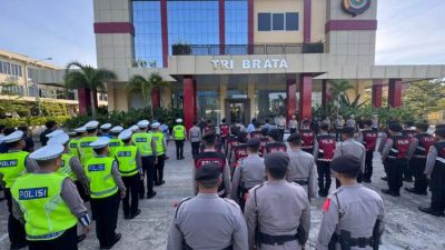 Kasatgas Preemtif Kombes Pol Dwiharyanto memimpin apel pagi personel Operasi Ketupat Nala 2026 di halaman Gedung Tri Brata Polda Bengkulu.