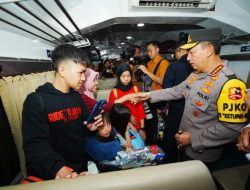 Kapolri Tinjau Stasiun Gubeng, Perintahkan Layanan Maksimal untuk Pemudik