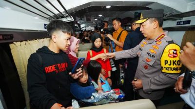 Kapolri Listyo Sigit Prabowo meninjau kesiapan pelayanan pemudik di Stasiun Surabaya Gubeng Surabaya.