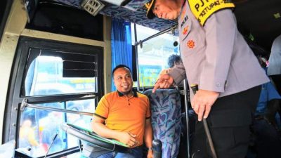 Kapolri Listyo Sigit Prabowo meninjau Terminal Purabaya Bungurasih Sidoarjo dan berbincang dengan sopir bus serta pemudik.
