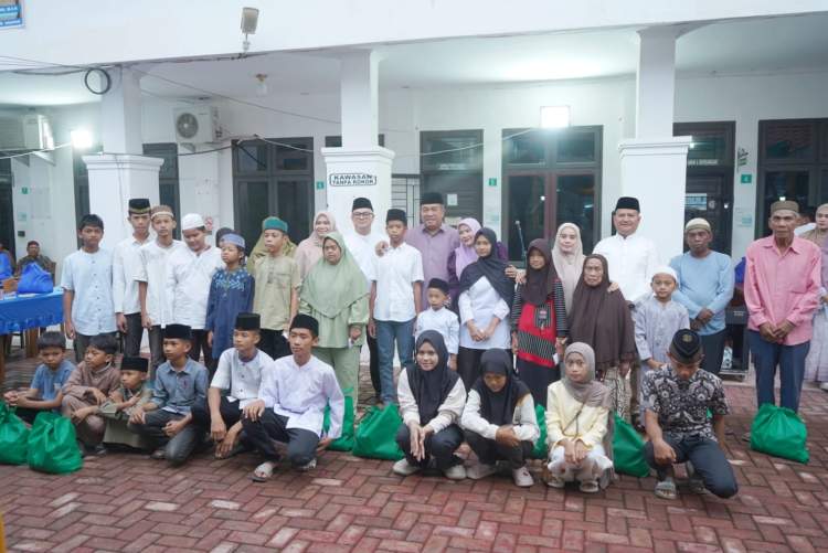 Bupati Asahan dan Dinas Kesehatan menyerahkan bantuan sembako kepada anak yatim dalam kegiatan buka puasa bersama Ramadan.