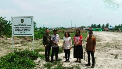Petugas Dinas Sosial Kabupaten Asahan dan BPN meninjau lokasi rencana pembangunan Sekolah Rakyat.