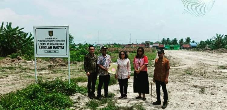 Petugas Dinas Sosial Kabupaten Asahan dan BPN meninjau lokasi rencana pembangunan Sekolah Rakyat.