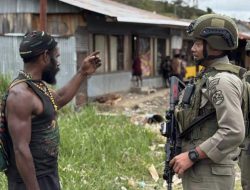 Patroli Humanis Ops Damai Cartenz Hangatkan Warga Sinak