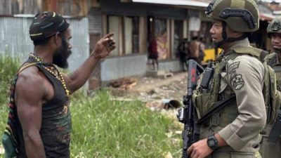 Patroli Humanis Ops Damai Cartenz Hangatkan Warga Sinak