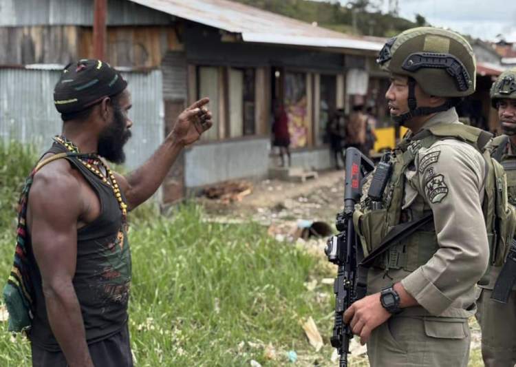 Personel Ops Damai Cartenz menyapa warga dan anak-anak saat patroli di Kampung Gigobak Distrik Sinak Papua.
