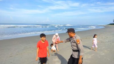 Personel Polresta Bengkulu melakukan patroli dan pemantauan wisatawan di kawasan Pantai Zakat.