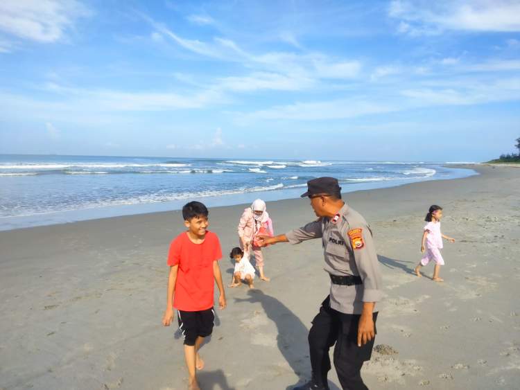 Personel Polresta Bengkulu melakukan patroli dan pemantauan wisatawan di kawasan Pantai Zakat.