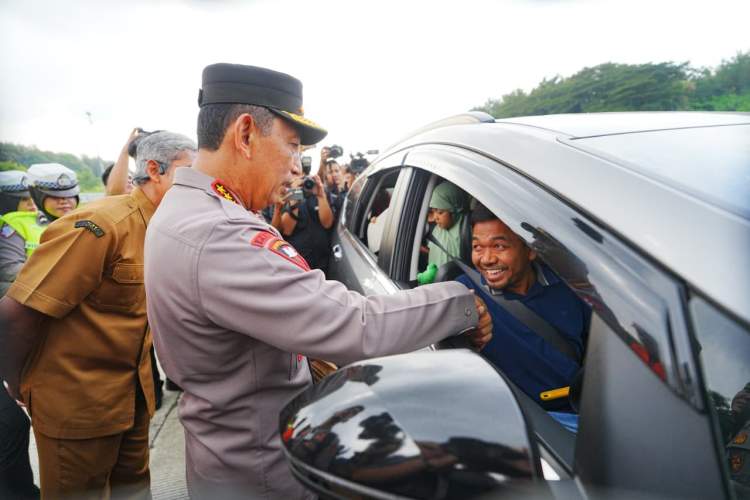 Kapolri Jenderal Listyo Sigit Prabowo meninjau kesiapan arus mudik Lebaran di Gerbang Tol Kalikangkung Jawa Tengah.