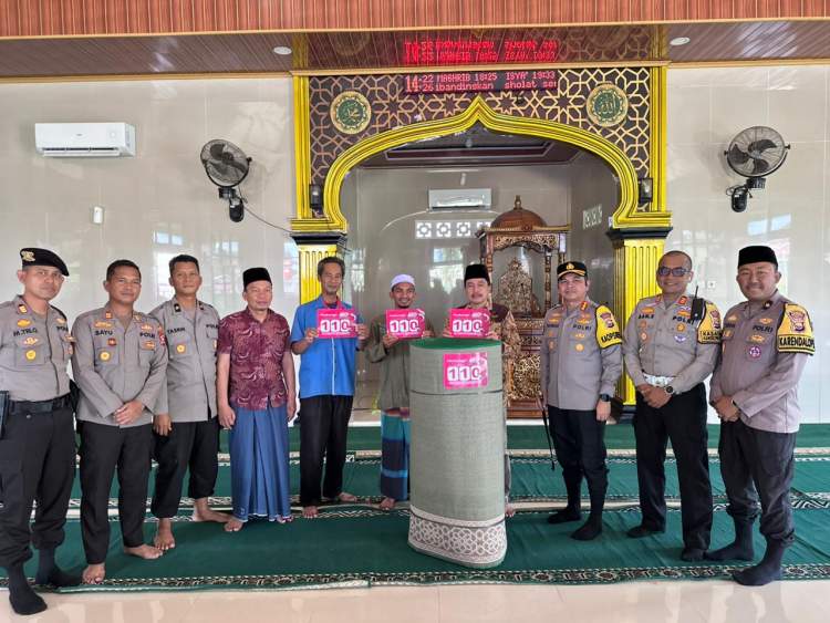Kapolresta Bengkulu menyerahkan bantuan sajadah ambal kepada pengurus masjid sekaligus sosialisasi layanan 110 Polri