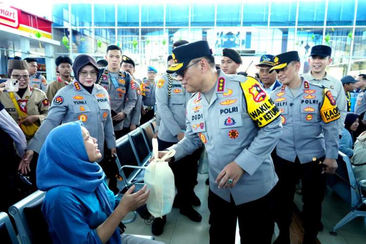 Wakapolri Komjen Pol Dedi Prasetyo meninjau kesiapan pengamanan mudik Lebaran 2026 di Pelabuhan Bakauheni dengan kapal patroli Polri siaga