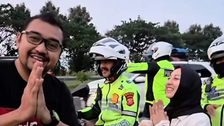 Pemudik tertinggal di rest area Tol Cipali dibantu polisi untuk menyusul keluarga saat arus mudik