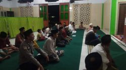 Polisi berjaga saat pengamanan sholat tarawih di Masjid At Taqwa Maje Kaur selama Ramadhan