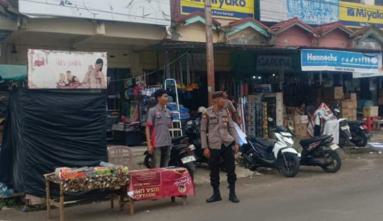 Polisi mengamankan keramaian Pasar Ramadhan di Jalan KZ Abidin Bengkulu saat warga berburu takjil