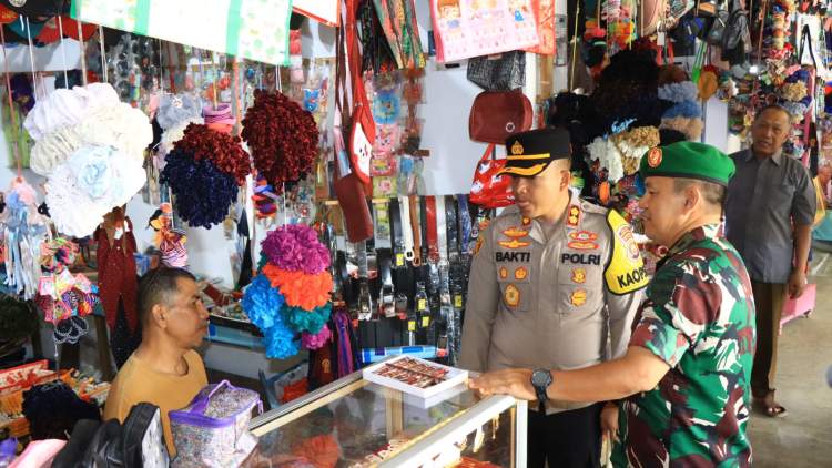 Kapolres Bengkulu Utara dan Dandim 0423 patroli besar di Pasar Purwodadi untuk pengamanan jelang Idul Fitri 1447 H