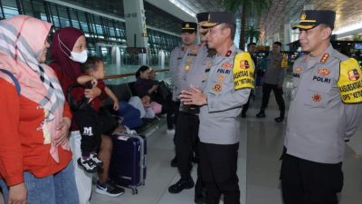 Petugas memantau arus penumpang mudik di Bandara Soekarno Hatta saat Operasi Ketupat 2026 guna memastikan pelayanan dan keamanan berjalan optimal.
