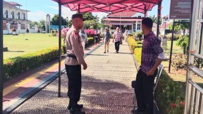 Personel Polsek Ratu Samban patroli di kawasan wisata Pantai Panjang Bengkulu