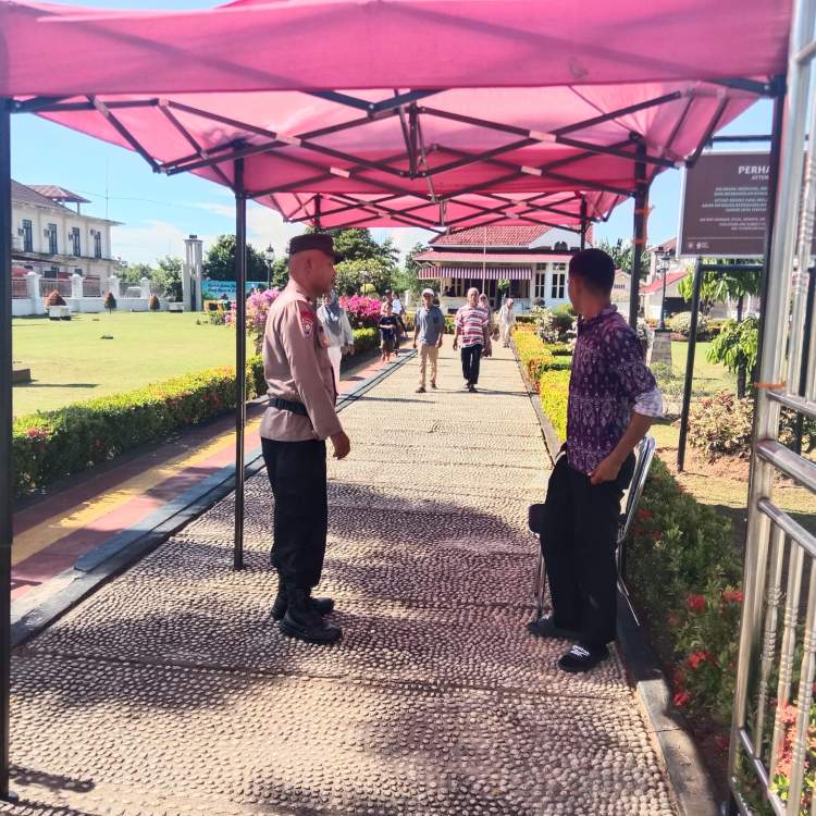 Personel Polsek Ratu Samban patroli di kawasan wisata Pantai Panjang Bengkulu