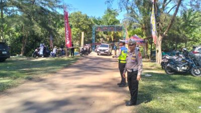 Petugas Polres Mukomuko berjaga di kawasan wisata saat pengamanan libur Idul Fitri 1447 H