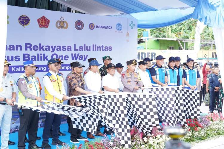 Kapolri Listyo Sigit Prabowo membuka rekayasa lalu lintas one way nasional arus balik Lebaran 2026 di GT Kalikangkung