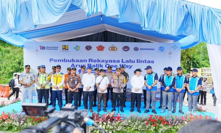 Kapolri Listyo Sigit Prabowo memimpin pembukaan one way nasional arus balik Lebaran 2026 di GT Kalikangkung