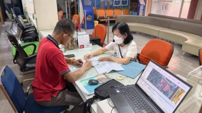 warga berkonsultasi layanan pertanahan di kantor pertanahan saat libur lebaran