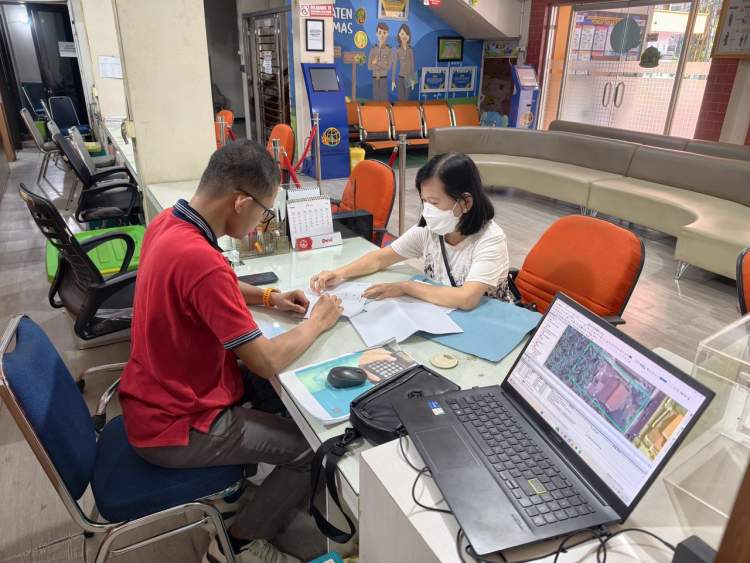 warga berkonsultasi layanan pertanahan di kantor pertanahan saat libur lebaran