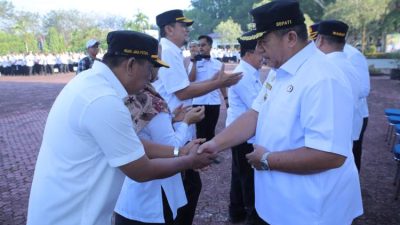 Bupati Asahan Taufik Zainal Abidin memimpin apel awal kerja ASN pasca Idul Fitri di halaman kantor bupati