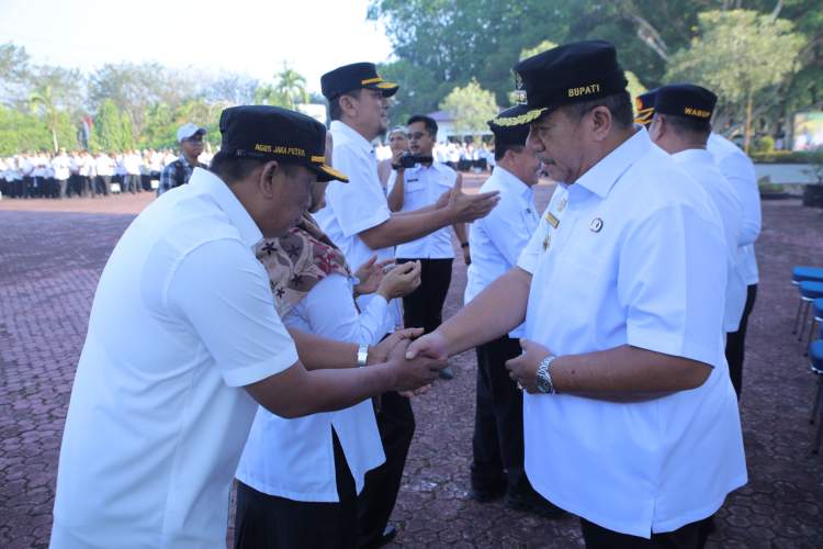 Bupati Asahan Taufik Zainal Abidin memimpin apel awal kerja ASN pasca Idul Fitri di halaman kantor bupati