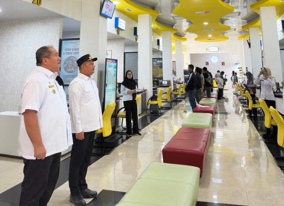 Bupati Asahan Taufik Zainal Abidin memantau layanan publik di Mall Pelayanan Publik pasca Idul Fitri