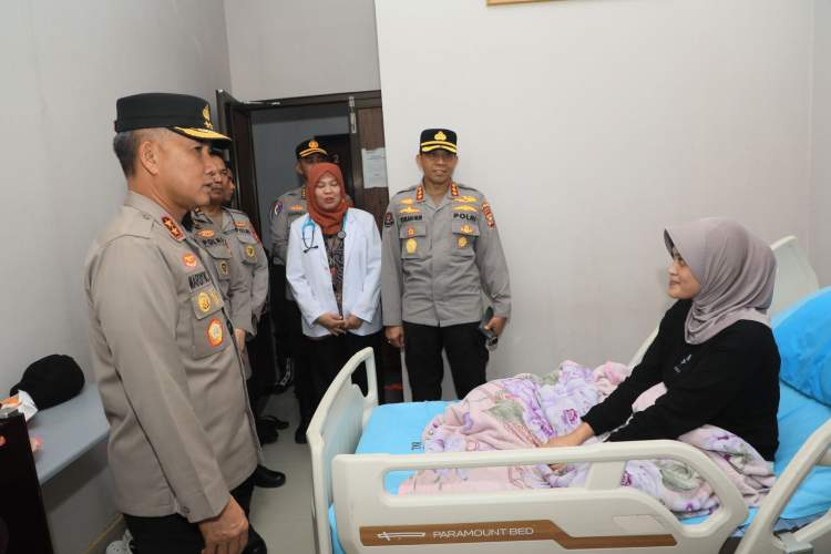 Kapolda Bengkulu Irjen Pol Mardiyono menjenguk personel yang sakit di RS Bhayangkara