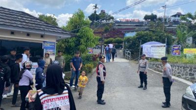 Petugas polisi berjaga di objek wisata Tebing Suban Rejang Lebong saat ramai pengunjung