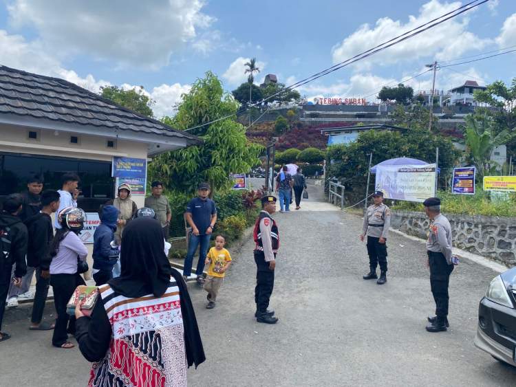 Petugas polisi berjaga di objek wisata Tebing Suban Rejang Lebong saat ramai pengunjung