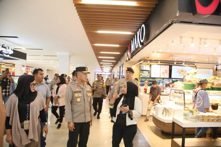 Kapolda Bengkulu meninjau keamanan dan aktivitas pengunjung di Bencoolen Mall