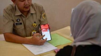 Warga memantau proses pemberkasan tanah melalui aplikasi Sentuh Tanahku di ponsel selama mudik Lebaran.