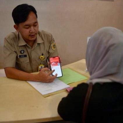 Warga memantau proses pemberkasan tanah melalui aplikasi Sentuh Tanahku di ponsel selama mudik Lebaran.