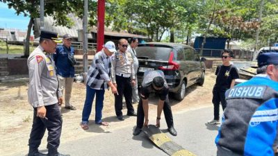 Petugas Polresta Bengkulu memasang rumble strip di kawasan Pantai Panjang untuk mencegah balap liar