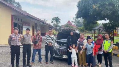 Personel Polres Rejang Lebong membantu memperbaiki mobil mogok di jalur lintas Curup Lubuk Linggau