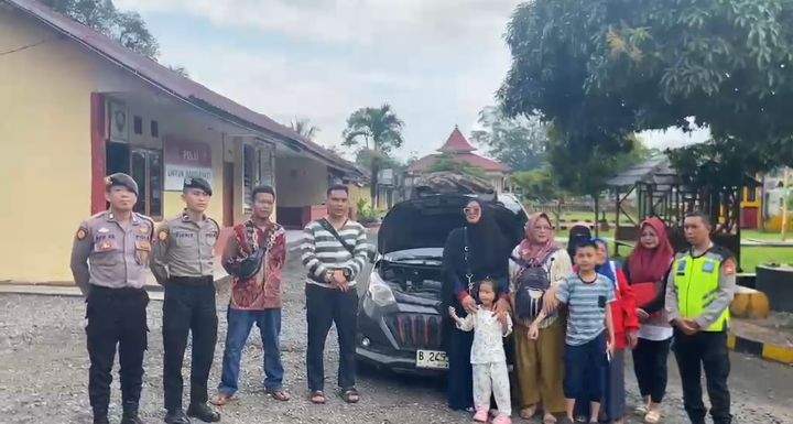Personel Polres Rejang Lebong membantu memperbaiki mobil mogok di jalur lintas Curup Lubuk Linggau
