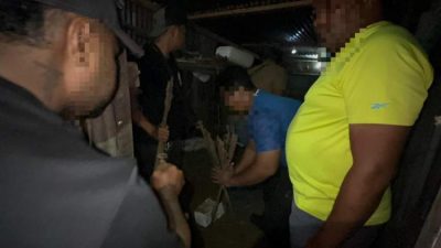 Petugas Satgas Damai Cartenz mengamankan tersangka jaringan amunisi ilegal di Jayapura Papua