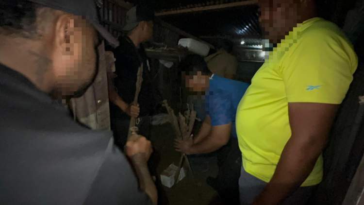 Petugas Satgas Damai Cartenz mengamankan tersangka jaringan amunisi ilegal di Jayapura Papua