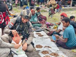 Ops Damai Cartenz Belanja di Pasar Sinak, Warga Mulai Terbuka