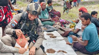 Personel Operasi Damai Cartenz berbelanja dan berinteraksi dengan mama-mama Papua di Pasar Sinak